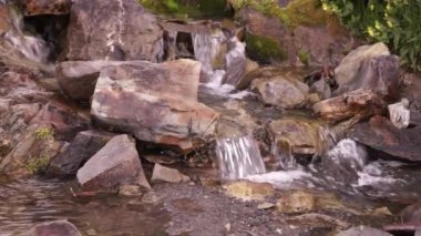 Vahşi Dağ Nehri, Berrak Nehir 'i kapatın. Taştan kayaların aktığı Gevezelik Deresi 'nin detaylı görüntüsü. Swift Sulama Suyu 'nda Rock Rapid. Görüntü 4K 'da çekildi