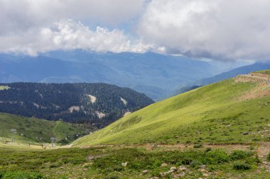 Dağ tepesi yolu panoramik manzara. Dağ aralığı bulutları panoramik manzara