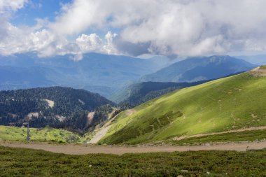 Dağ tepesi yolu panoramik manzara. Dağ aralığı bulutları panoramik manzara