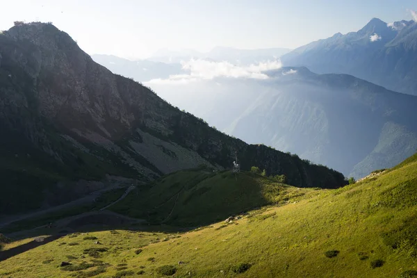Dağ tepesi yolu panoramik manzara. Dağ aralığı bulutları panoramik manzara