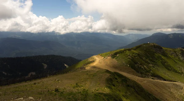 Dağlardaki muhteşem manzara. Çimen tarlaları ve yuvarlanan tepeler. kırsal manzara