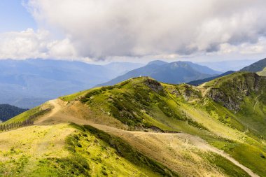 Alp Dağları çayır sakin yaz manzarası. Dağ Vadisi Köyü manzarası. Dağ köyü manzaralı. Dağlardaki köy. Dağ vadisi köyü manzarası.