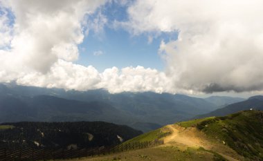 Alp Dağları çayır sakin yaz manzarası. Dağ Vadisi Köyü manzarası. Dağ köyü manzaralı. Dağlardaki köy. Dağ vadisi köyü manzarası.