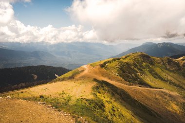 Alp Dağları çayır sakin yaz manzarası. Dağ Vadisi Köyü manzarası. Dağ köyü manzaralı. Dağlardaki köy. Dağ vadisi köyü manzarası.