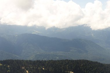 Alp Dağları çayır sakin yaz manzarası. Dağ Vadisi Köyü manzarası. Dağ köyü manzaralı. Dağlardaki köy. Dağ vadisi köyü manzarası.
