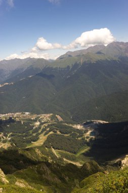 Alp Dağları çayır sakin yaz manzarası. Dağ Vadisi Köyü manzarası. Dağ köyü manzaralı. Dağlardaki köy. Dağ vadisi köyü manzarası.