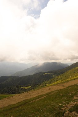 Alp Dağları çayır sakin yaz manzarası. Dağ Vadisi Köyü manzarası. Dağ köyü manzaralı. Dağlardaki köy. Dağ vadisi köyü manzarası.