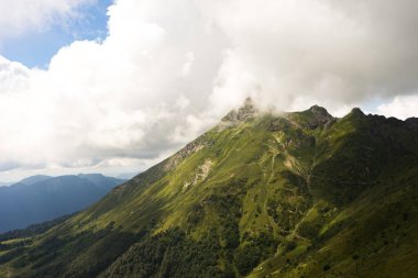 Alp Dağları çayır sakin yaz manzarası. Dağ Vadisi Köyü manzarası. Dağ köyü manzaralı. Dağlardaki köy. Dağ vadisi köyü manzarası.