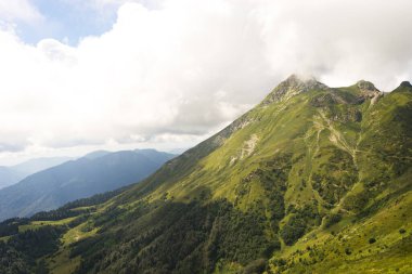Alp Dağları çayır sakin yaz manzarası. Dağ Vadisi Köyü manzarası. Dağ köyü manzaralı. Dağlardaki köy. Dağ vadisi köyü manzarası.