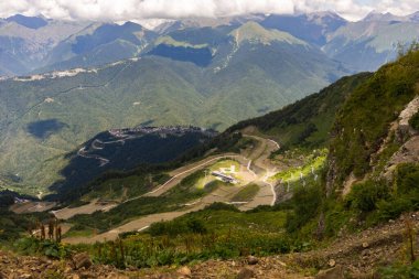Muhteşem panoramik manzara muazzam dağlardaki kozalaklı orman ve güzel mavi gökyüzü arkaplanı. Vahşi bakire Rus doğasının güzelliği. Huzur..