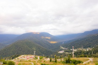Alp Dağları çayır sakin yaz manzarası. Dağ Vadisi Köyü manzarası. Dağ köyü manzaralı. Dağlardaki köy. Dağ vadisi köyü manzarası.