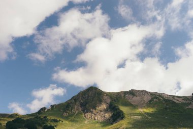 Alp Dağları çayır sakin yaz manzarası. Dağ Vadisi Köyü manzarası. Dağ köyü manzaralı. Dağlardaki köy. Dağ vadisi köyü manzarası.