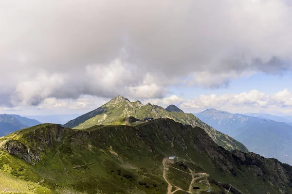Alp Dağları çayır sakin yaz manzarası. Dağ Vadisi Köyü manzarası. Dağ köyü manzaralı. Dağlardaki köy. Dağ vadisi köyü manzarası.
