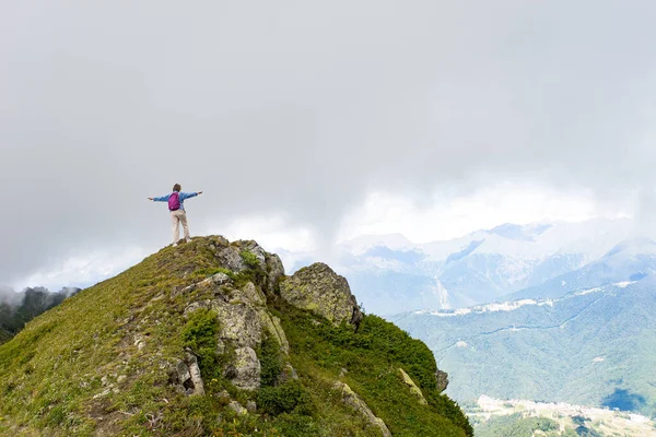 Genç bayan yürüyüşçü yürüyüş gezisinde güzel dağlarda oturur. Doğada dinlenen aktif bir insan. Kamp yapan sırt çantalı gezgin etkinleştirildi