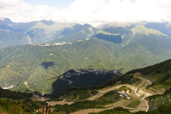 Muhteşem panoramik manzara muazzam dağlardaki kozalaklı orman ve güzel mavi gökyüzü arkaplanı. Vahşi bakire Rus doğasının güzelliği. Huzur..