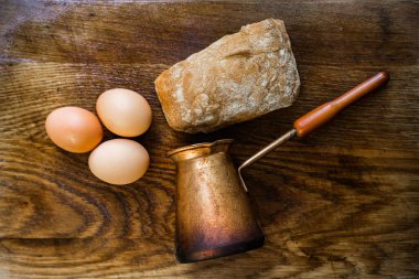 Fırın malzemeleri, ekmek, yumurta, ahşap masa. Tatlı pasta pişirme konsepti. Düz konum, boşluk kopyala, üst görünüm.