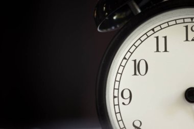Beyaz arka planda çalar saati olan bir saat. zaman yönetimi, iş yatırımı, planlama