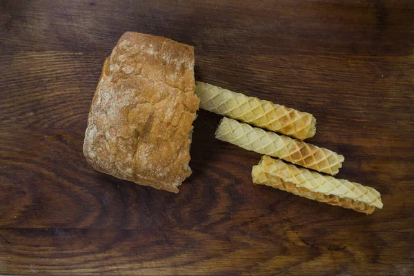 Хлібні Інгредієнти Хліб Вафельні Рулети Дерев Яному Столі Концепція Солодкої — стокове фото