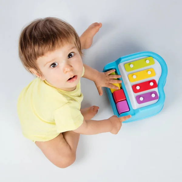 Baby Jongen Spelen Speelgoed Piano — Stockfoto