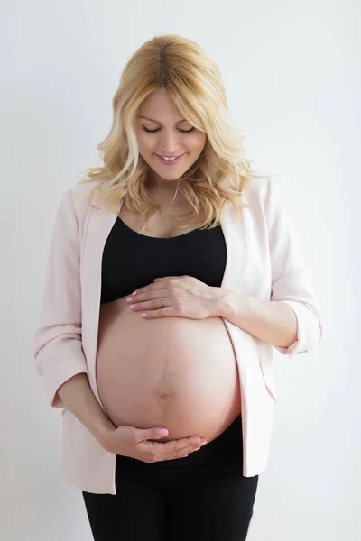 Portret Pięknej Kobiety Ciąży Stojącej Patrzącej Jej Brzuch — Zdjęcie stockowe
