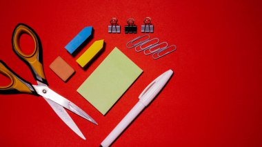 Ofis ya da okul için çeşitli çatal bıçak takımları.