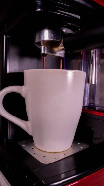 Amerikan kahvesini profesyonel bir dokunuşla ev yapımı kahve makinesinde hazırlamak.