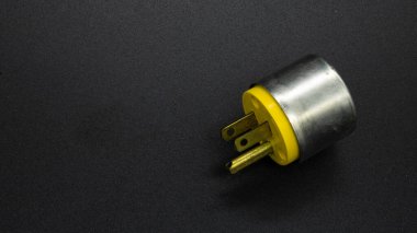 İnce metal, ahşap ya da diğer maddeler, kafa ve uçla, bu amaç için yapılmış deliğe somut bir parça olarak sığar ve tutulmaya ya da birleşmeye hizmet eder..