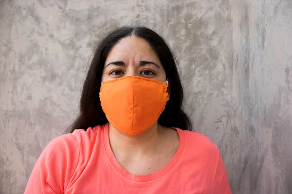 The face mask or face mask is an essential tool to avoid microbiological contamination emitted from the mouth and nose.