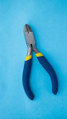 Kabloları kesmek ve bağlantı kurmak için kullanılan elektrikli kerpeten.