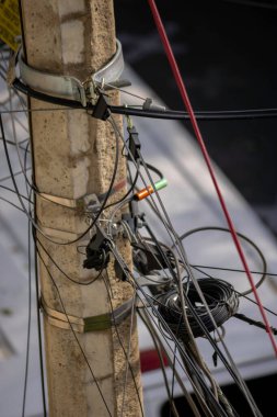 Kutup, destek olarak çalışan dikey bir destektir. Genellikle sokakları aydınlatmak için dikenli teller, elektrik ve telefon hatları ve kablo TV yapımında kullanılır.