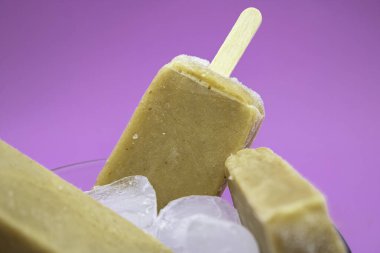 Demirhindi meyvesi su veya tatlı yapmak gibi çeşitli amaçlar için kullanılır.