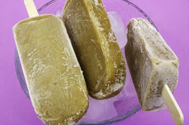 Demirhindi meyvesi su veya tatlı yapmak gibi çeşitli amaçlar için kullanılır.