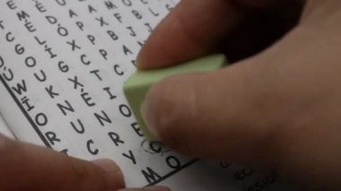 Bulmacada sözcükleri bulmak için oynayan kişi