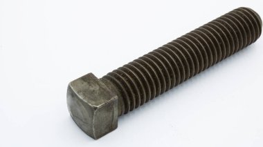 Silindirik metal parçası, tamamen ya da kısmen çalışan sarmal bir projeksiyonu ve tornavida için yuvası olan bir kafası var..