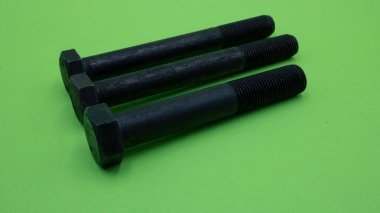 Üç Seviye Beş Hex Head Standart İp Yeşil bir arka planda vida