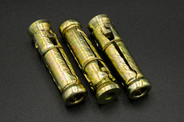 Küçük, silindirik tahta, plastik ya da metal parçası, ağır nesnelerin asılacağı ya da tamir edilebileceği çivi, vida gibi deliklere sığar..