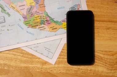 Cep telefonu ve seyahat konseptiyle Meksika Cumhuriyeti haritası.