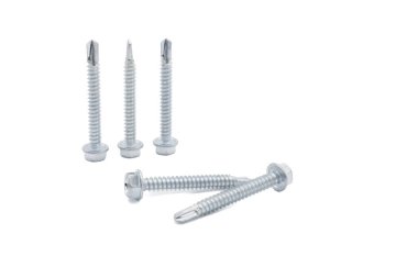 Altıgen başlı vida ya da cıvata, kendi kendine delme ya da matkap ucu ucu ile, beyaz arka planda