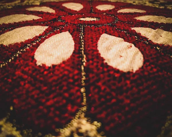 Kırmızı halıda güzel dekor .