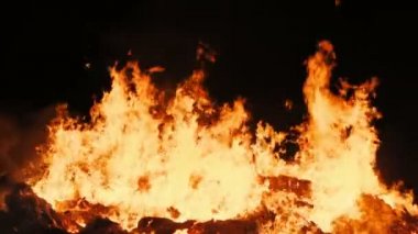 Bir yangından gerçek alev yavaş hareket