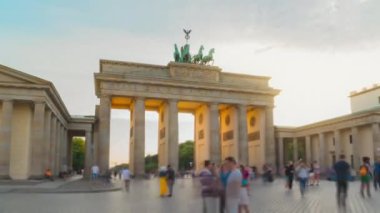 Brandenburg Kapısı Berlin Almanya önünde turistlerle dolu uzun pozlama kalabalık kare ile gündüz-gece Hyperlapse