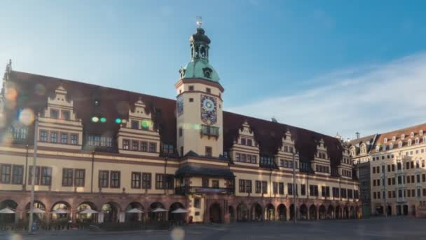 Староміська ратуша Лейпциг є одним з видатних прикладів німецької архітектури епохи Відродження. В русі — стокове відео