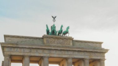 Günden itibaren hiperlapse Berlin, Almanya 'da Brandenburg Kapısı 'nda Quadriga arabasının yakın çekim zaman atlamalı sırası