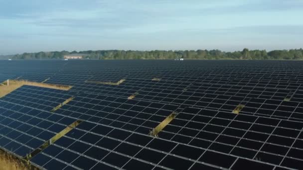 Close-up vliegen over de zonnepanelen van grote zonne-energiecentrale — Stockvideo