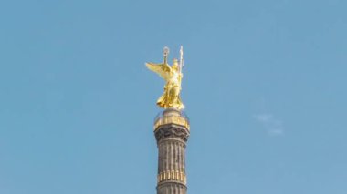 Berlin kentindeki Zafer Sütunu'nun hiperlapsı, Alman ların geçmişteki askeri zaferlerini sembolize eder ve bazıları tarafından Alman militarizminin bir abidesi olarak görülür.