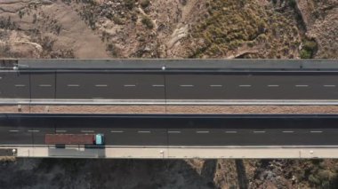 Depo terminalinin yakınındaki Kamyonlar ile otoyolda üst tenli görünüm