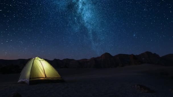 Äventyr romantik nattetid och möte gryningen i ett turist tält på en stjärnklar natt högt upp i fjällen före gryningen — Stockvideo