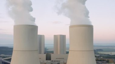 Kömür yakıtlı bir enerji santralinden atmosfere zararlı emisyonlar