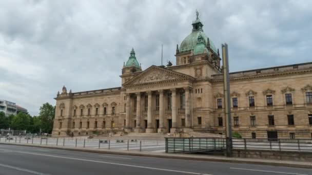 De dag-tot-nacht hyperlapse van de federale administratieve rechtbank Bundesverwaltungsgericht is een van de vijf federale hoogste rechtbanken van Duitsland een van de mooiste gebouwen in Leipzig — Stockvideo