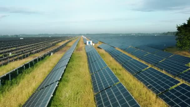 Az egyik top Solar Park, amely a világ legnagyobb vékony-film fotovoltaikus villamosenergia-rendszer — Stock videók